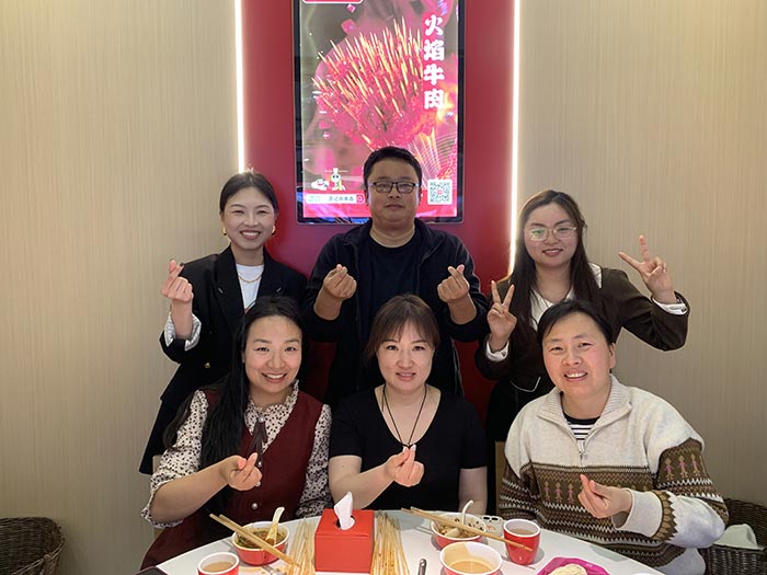 豐盛佳肴聚一堂，團建聚餐喜氣洋洋。讓我們齊聚力量，砥礪前行！