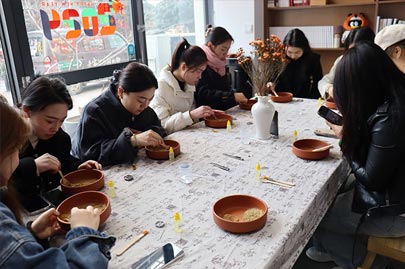 河南賽諾威全體女同事“甜蜜女神節(jié)，藝術(shù)DIY”活動慶祝3月8日女神節(jié)快樂！