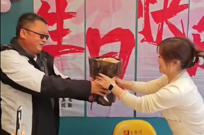 河南賽諾威生活的一面，同事生日其樂(lè)融融，員工一家親！我們不僅懂聚丙烯酰胺，我們更懂生活！